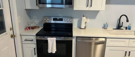 Microondas, horno, placa de cocina, lavavajillas