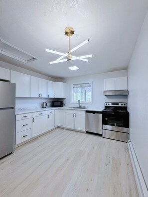 Private kitchen - Near Airport 2 bedroom Top Floor Apt (Anchorage)