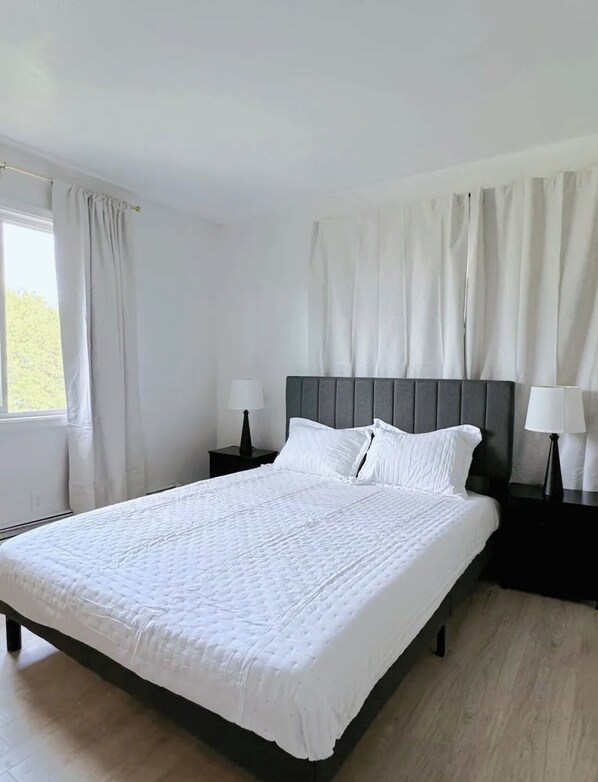 2 bedrooms, WiFi, bed sheets - Near Airport 2 bedroom Top Floor Apt (Anchorage)