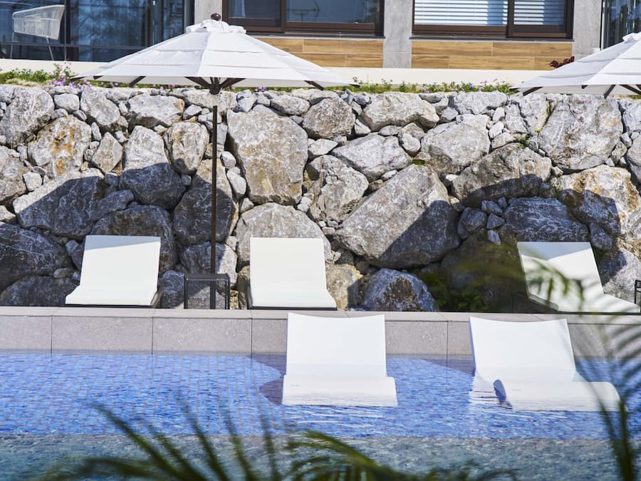 Una piscina al aire libre de temporada