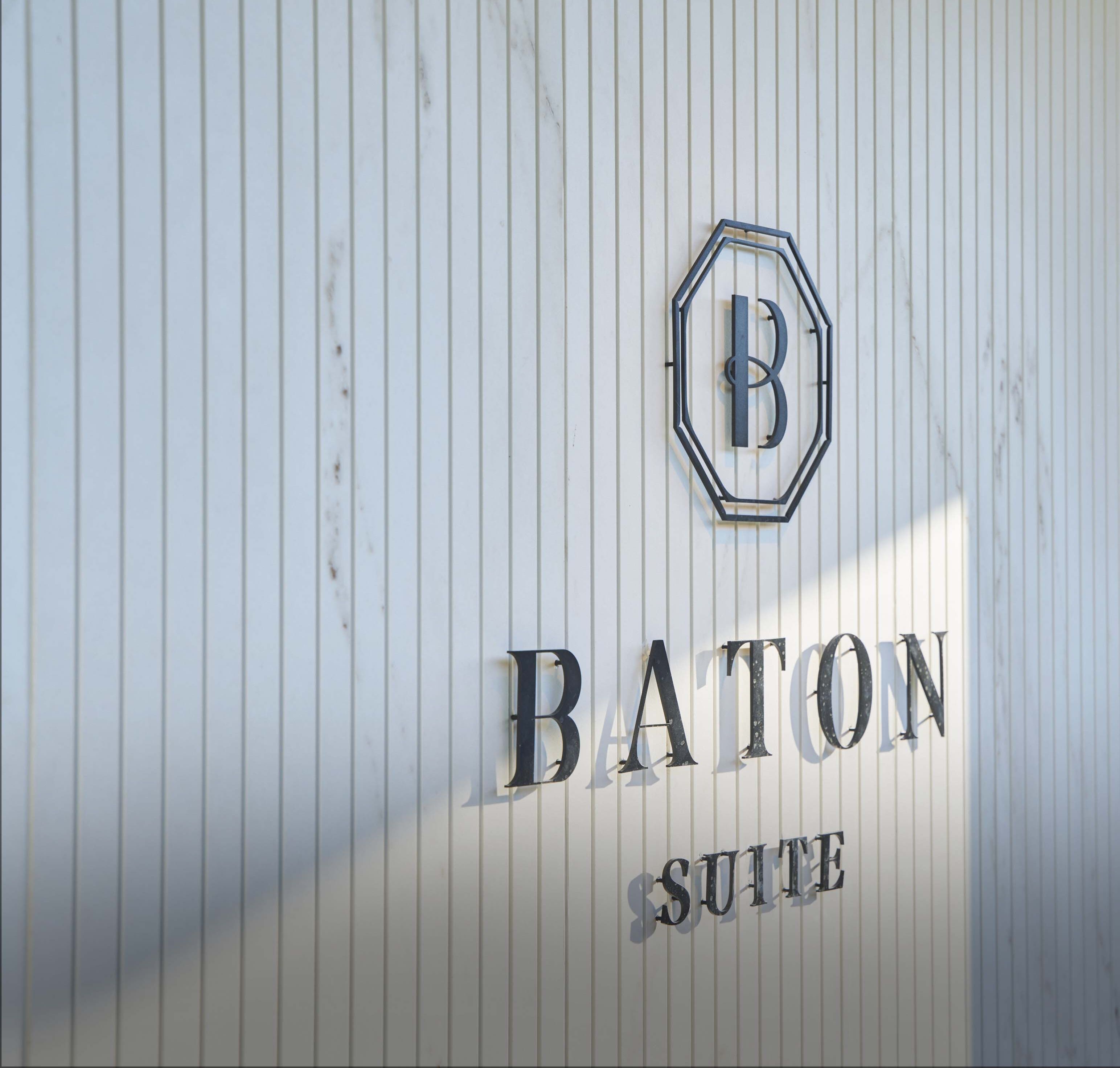 Un cartel para Baton Suite con un logotipo hexagonal sobre el texto.