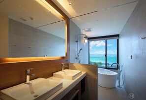 Baignoire et douche séparées, articles de toilette gratuits