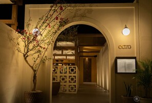 Breakfast, lunch, dinner served; farm to table cuisine, ocean views 