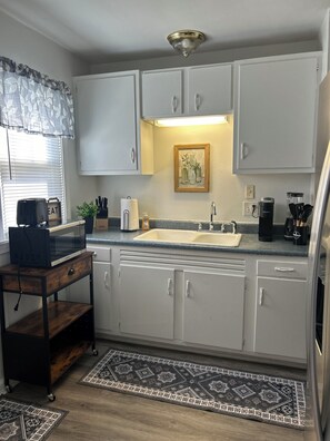 Een koelkast, een microgolfoven, een oven, een kookplaat