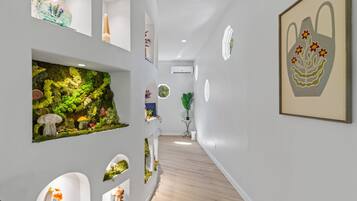 Tree House Exclusive, vue lac | Coin séjour | TV connectée de 42 pouces avec chaînes numériques