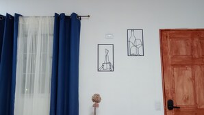 Studio tiện nghi đơn giản, quang cảnh vườn | Khu vực ăn uống tại phòng