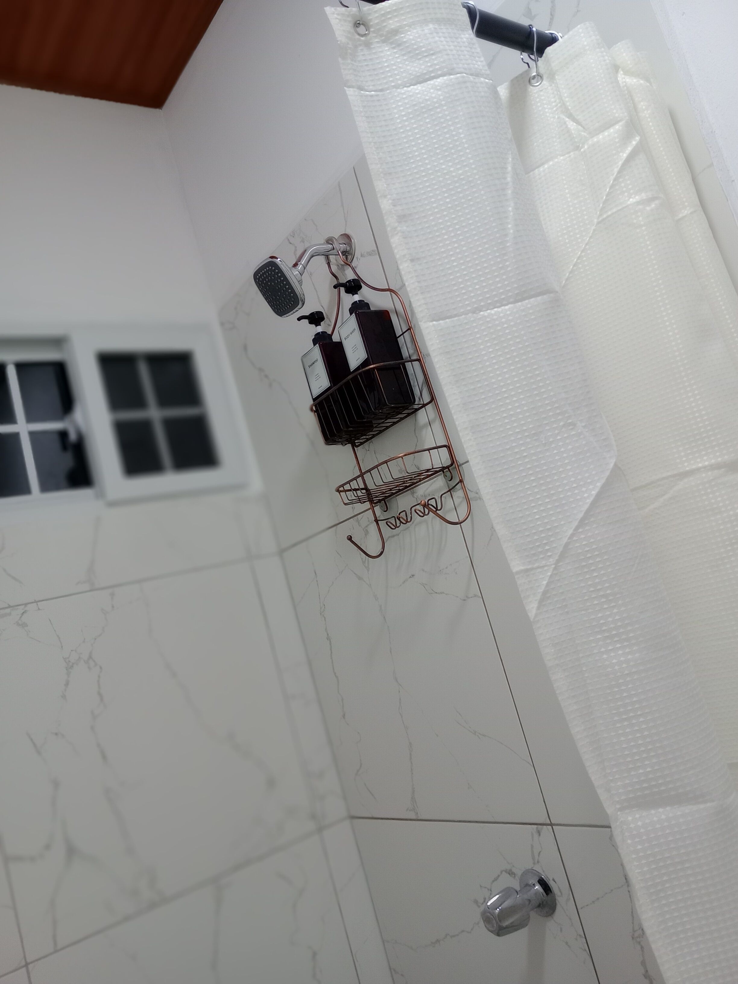 Studio tiện nghi đơn giản, quang cảnh vườn | Phòng tắm