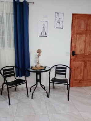 Comfort-Studio, Gartenblick | Essbereich im Zimmer