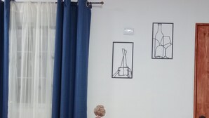 Studio tiện nghi đơn giản, quang cảnh vườn | Khu vực ăn uống tại phòng