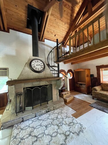 Mountain top cabin with outdoor pavilion & Wi-Fi, perfect for an adult getaway.