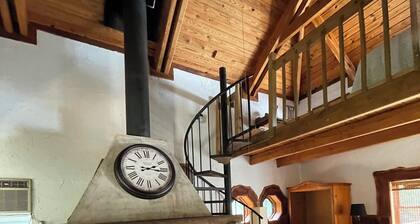 Mountain top cabin with outdoor pavilion & Wi-Fi, perfect for an adult getaway.