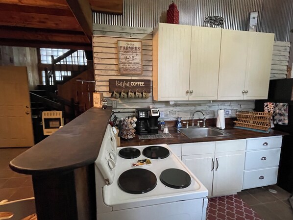 Kjøleskap, mikrobølgeovn, ovn og kokeplater