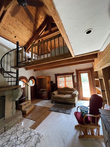 Mountain top cabin with outdoor pavilion & Wi-Fi, perfect for an adult getaway.