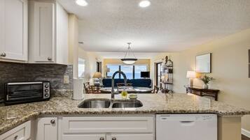 Réfrigérateur, micro-ondes, four, lave-vaisselle