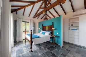 5 habitaciones, escritorio y tabla de planchar con plancha