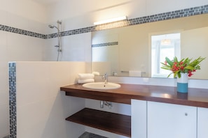 Douche, articles de toilette écologiques, sÚche-cheveux