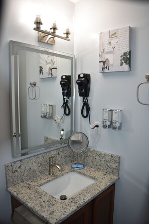 Secador de pelo, toallas, jabón, shampoo