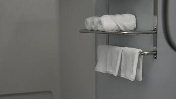 Secador de pelo, toallas, jabón y champú