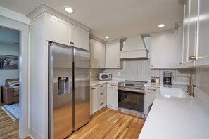 Private kitchen - Historic Cottage in Perry - 3 Bedroom 2 Bath (Perry)