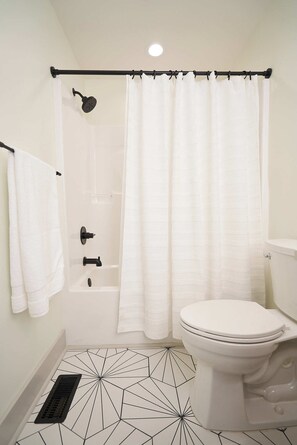 Douche, sèche-cheveux, serviettes fournies, savon