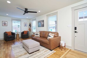 Living area - Historic Cottage in Perry - 3 Bedroom 2 Bath (Perry)