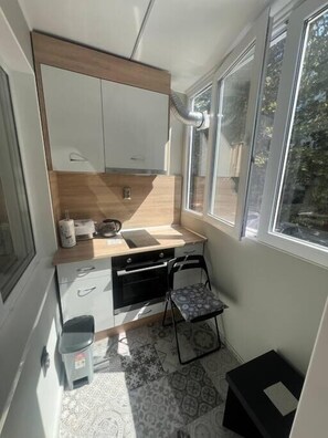 冷蔵庫、電子レンジ、オーブン、コンロ