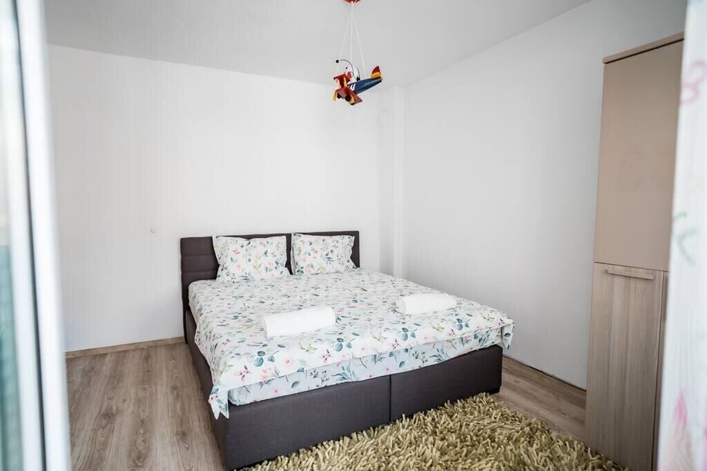 Quarto com cama, balanço pendurado e armário.
