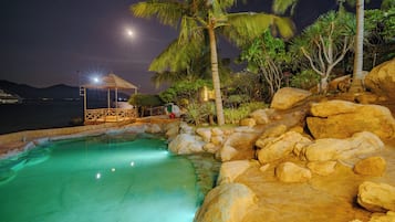 2 piscine all'aperto, ombrelloni da piscina, lettini
