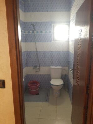 Haartrockner, Handtücher, Toilettenpapier