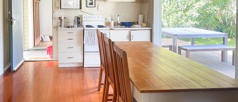 Een microgolfoven, een oven, een kookplaat