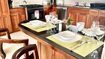 豪華公寓客房 | 私人廚房 | 雪櫃、微波爐、焗爐、爐具