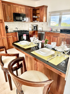 Condo luxo | Cozinha privada | Geladeira, micro-ondas, fogão, cooktop