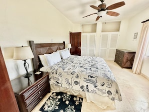 Condo luxo | 1 quarto, cofres nos quartos, individualmente decorados