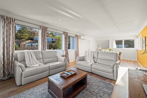 TV - Beach Haven - 2 Bedroom Townhouse (Kingston Beach)