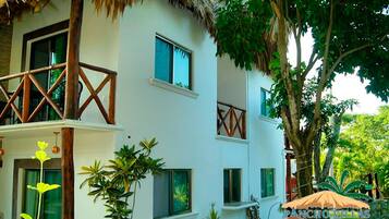 Vista frontal de la propiedad