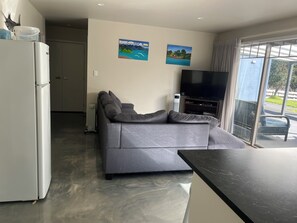 Smart TV - Quiet private bush out look but right in town. Perfect for boaties (Kawhia)