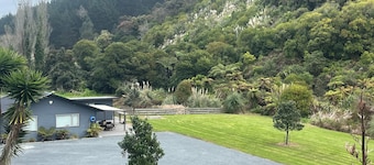 Quiet private bush out look but right in town. Perfect for boaties