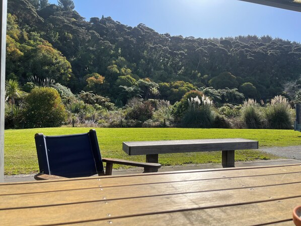 Outdoor dining - Quiet private bush out look but right in town. Perfect for boaties (Kawhia)