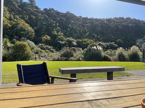 Quiet private bush out look but right in town. Perfect for boaties 