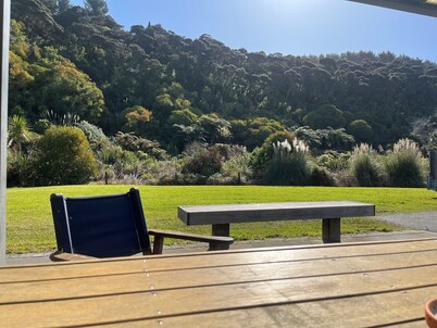 Quiet private bush out look but right in town. Perfect for boaties 