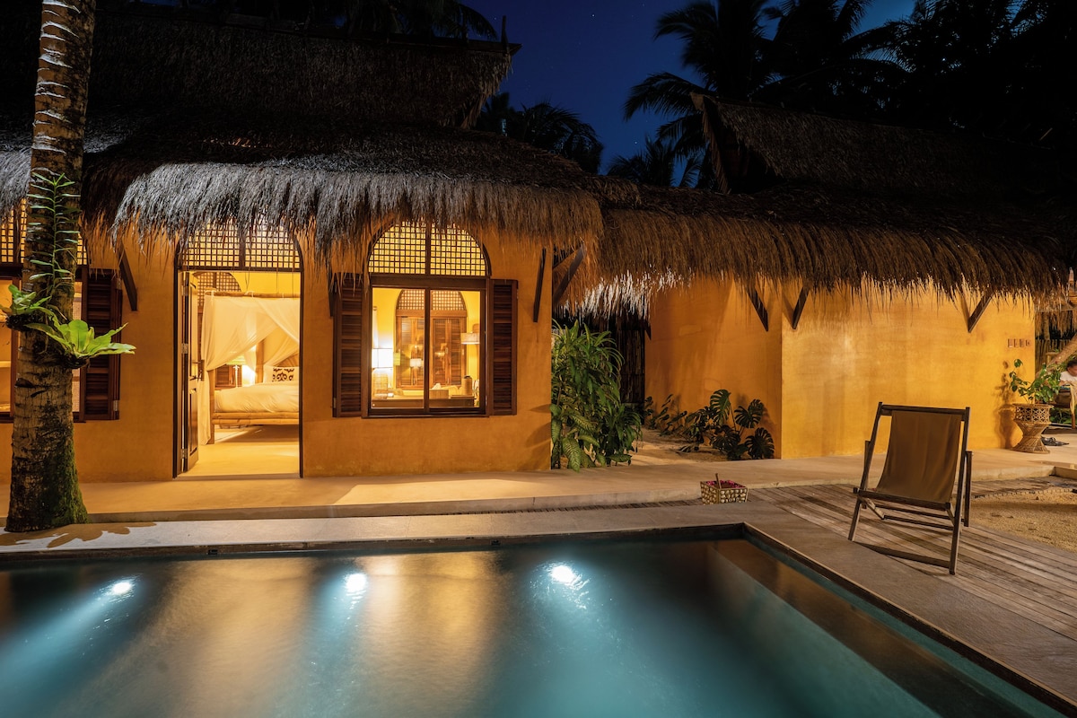 Suite, 1 King Bed, Poolside | 1 bedroom, minibar, WiFi (free), bed sheets