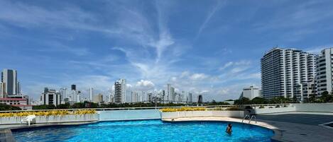Una piscina al aire libre