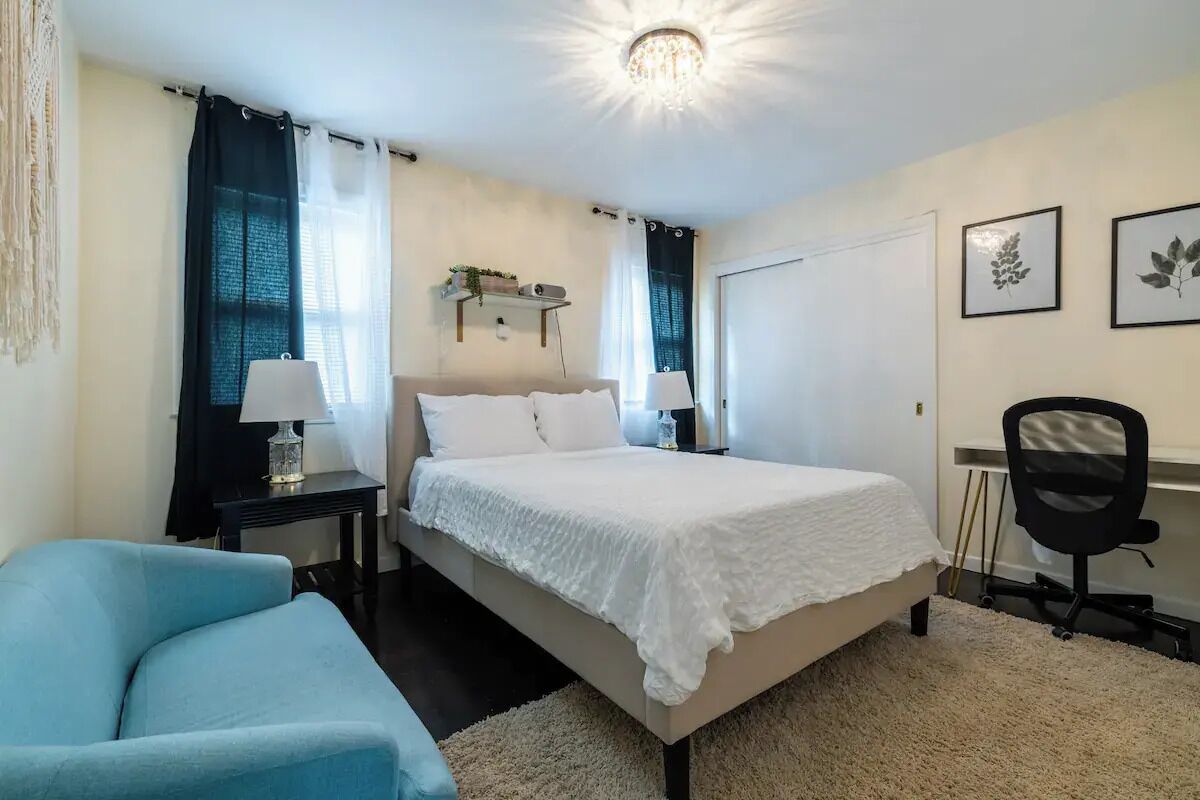 6 bedrooms, desk, iron/ironing board, travel crib