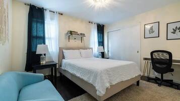 6 bedrooms, desk, iron/ironing board, travel crib