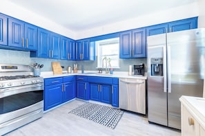 Fridge, microwave, oven, stovetop - Cozy Private & Spacious  6-bedroom Duplex with Parking in charming Evanston (Evanston)