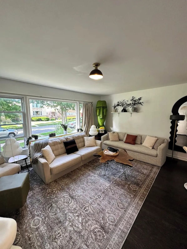 Smart TV, computer monitors, printers - Cozy Private & Spacious 6-bedroom Duplex with Parking in charming Evanston (Evanston)