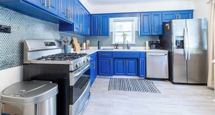 Cozy Private & Spacious 6-bedroom Duplex with Parking in charming Evanston