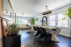 Dining - Cozy Private & Spacious 6-bedroom Duplex with Parking in charming Evanston (Evanston)