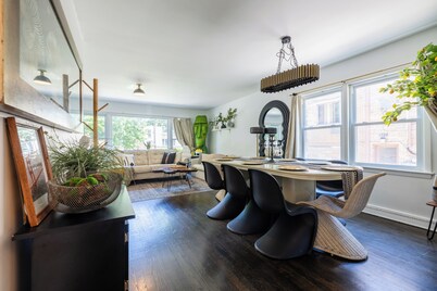 Cozy Private & Spacious  6-bedroom Duplex with Parking in charming Evanston