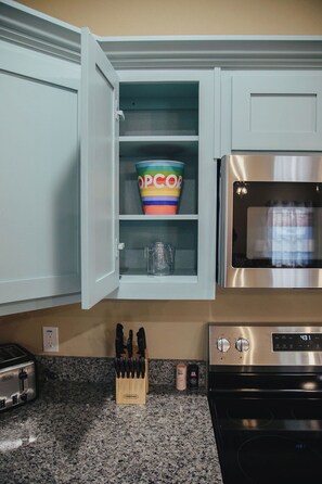 Fridge, microwave, oven, stovetop - 🌅 Lake Town Rental, Fishing Retreat, Walk to Lake Tawakoni (West Tawakoni)